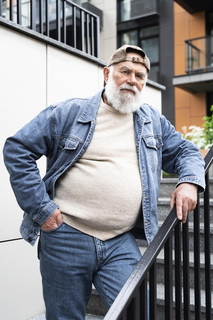 Book 2 - BÀI 11: ÔNG ẤY LÀ NGƯỜI NHƯ THẾ NÀO? 4 portrait-older-man-posing-stairs-outdoors-city