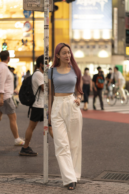 Book 2 - BÀI 11: ÔNG ẤY LÀ NGƯỜI NHƯ THẾ NÀO? 2 urban-portrait-young-woman-with-pink-hair